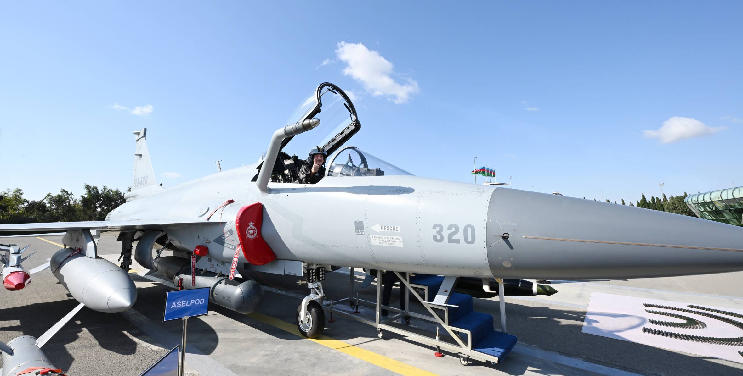 İlham Əliyevə çoxməqsədli JF-17C təyyarələri təqdim olunub