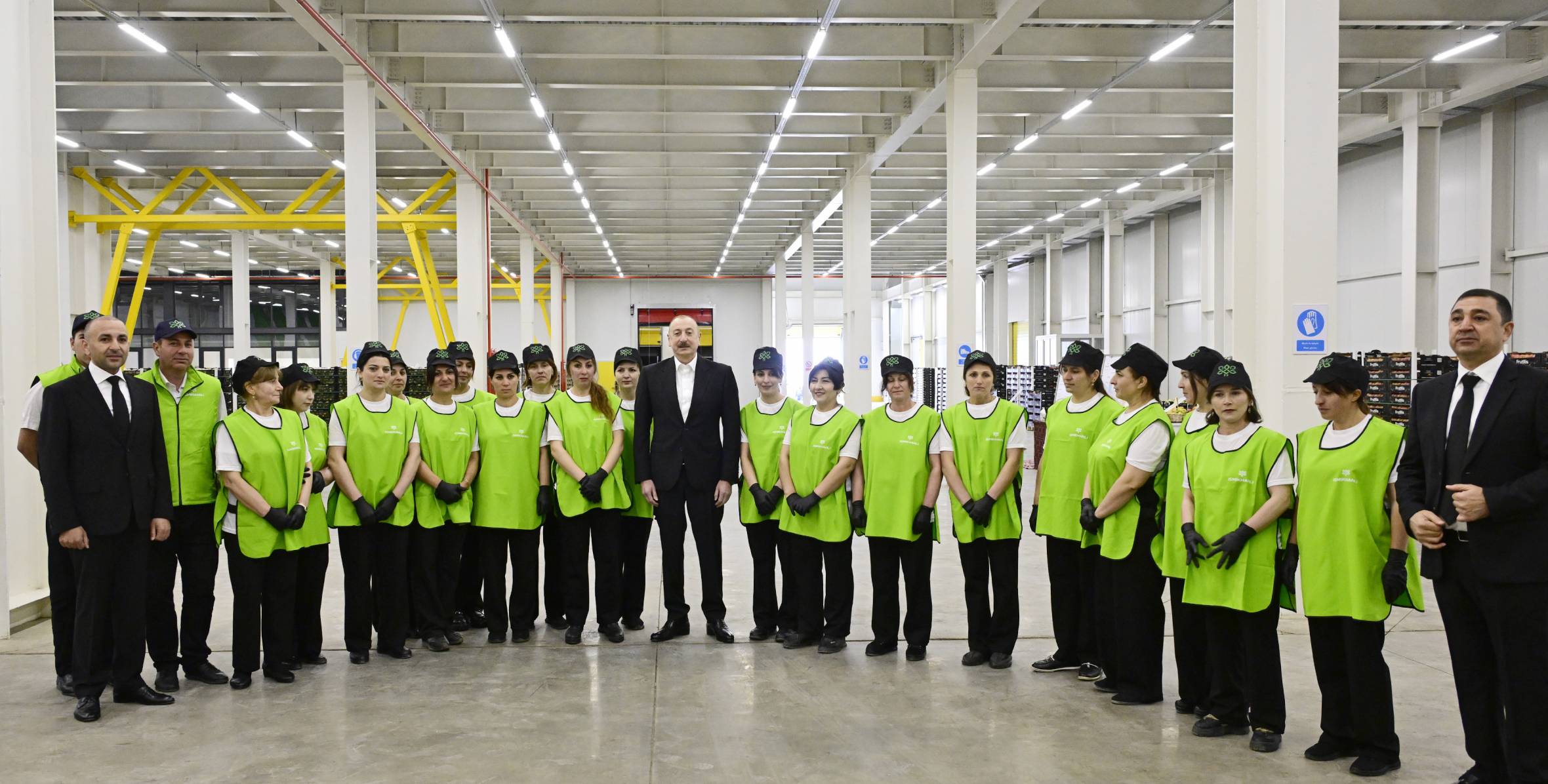 İlham Əliyev Qusar rayonunda bağçılıq və soyuducu anbar kompleksinin fəaliyyəti ilə tanış olub