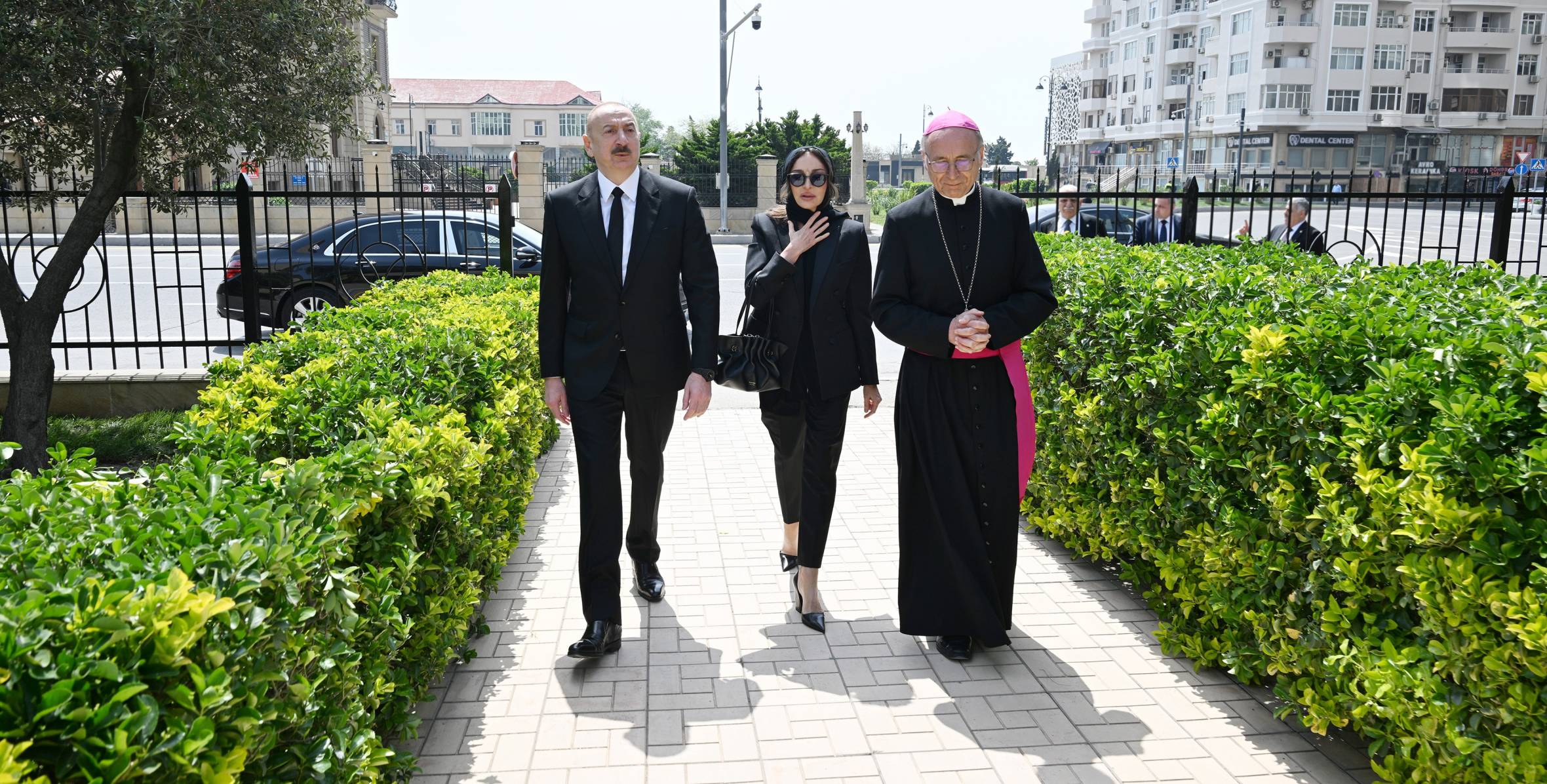 İlham Əliyev Bakıdakı Müqəddəs Məryəm Ana kilsəsində olub, Roma Papası Fransiskin vəfatı ilə əlaqədar başsağlığı verib