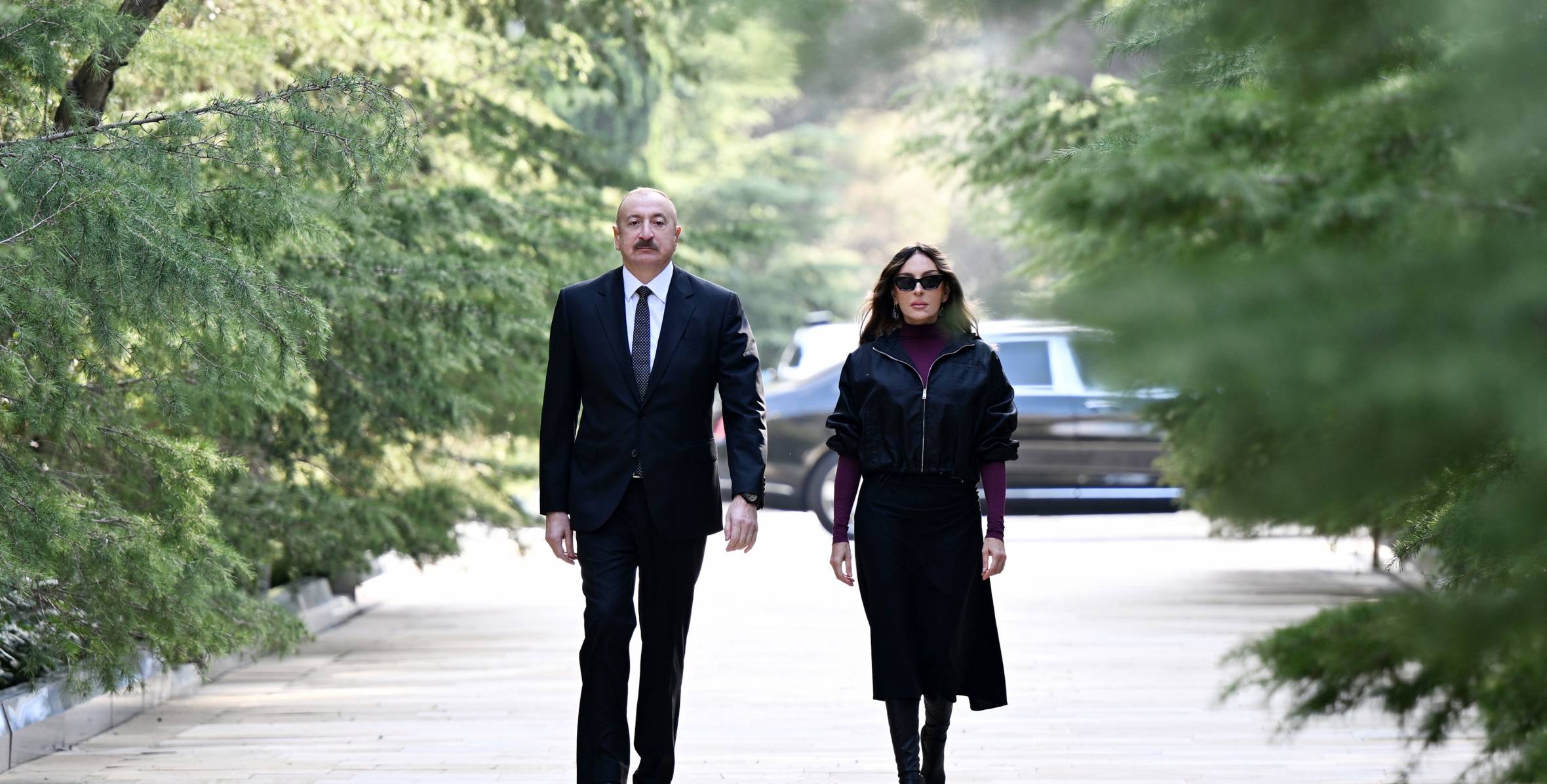 İlham Əliyev və birinci xanım Mehriban Əliyeva Ulu Öndər Heydər Əliyevin məzarını ziyarət ediblər