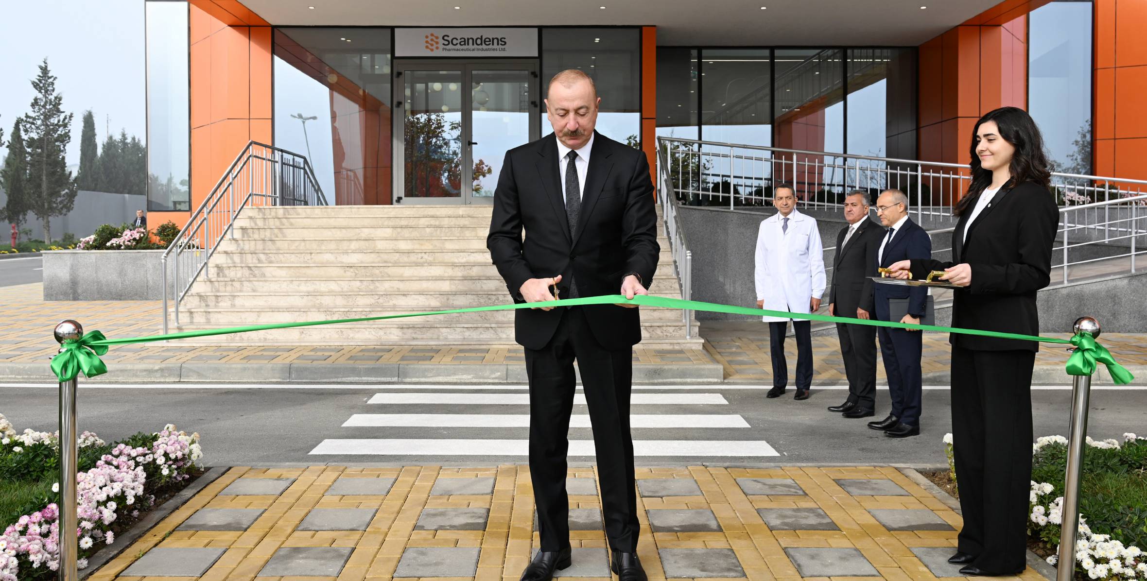 İlham Əliyev dərman preparatları istehsalı müəssisəsinin açılışında iştirak edib