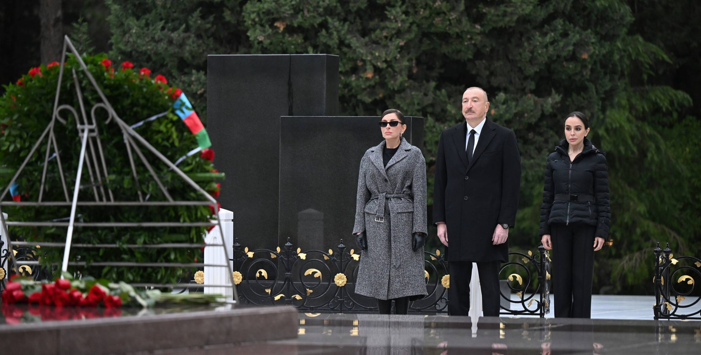 İlham Əliyev və birinci xanım Mehriban Əliyeva Ümummilli Lider Heydər Əliyevin məzarını ziyarət ediblər