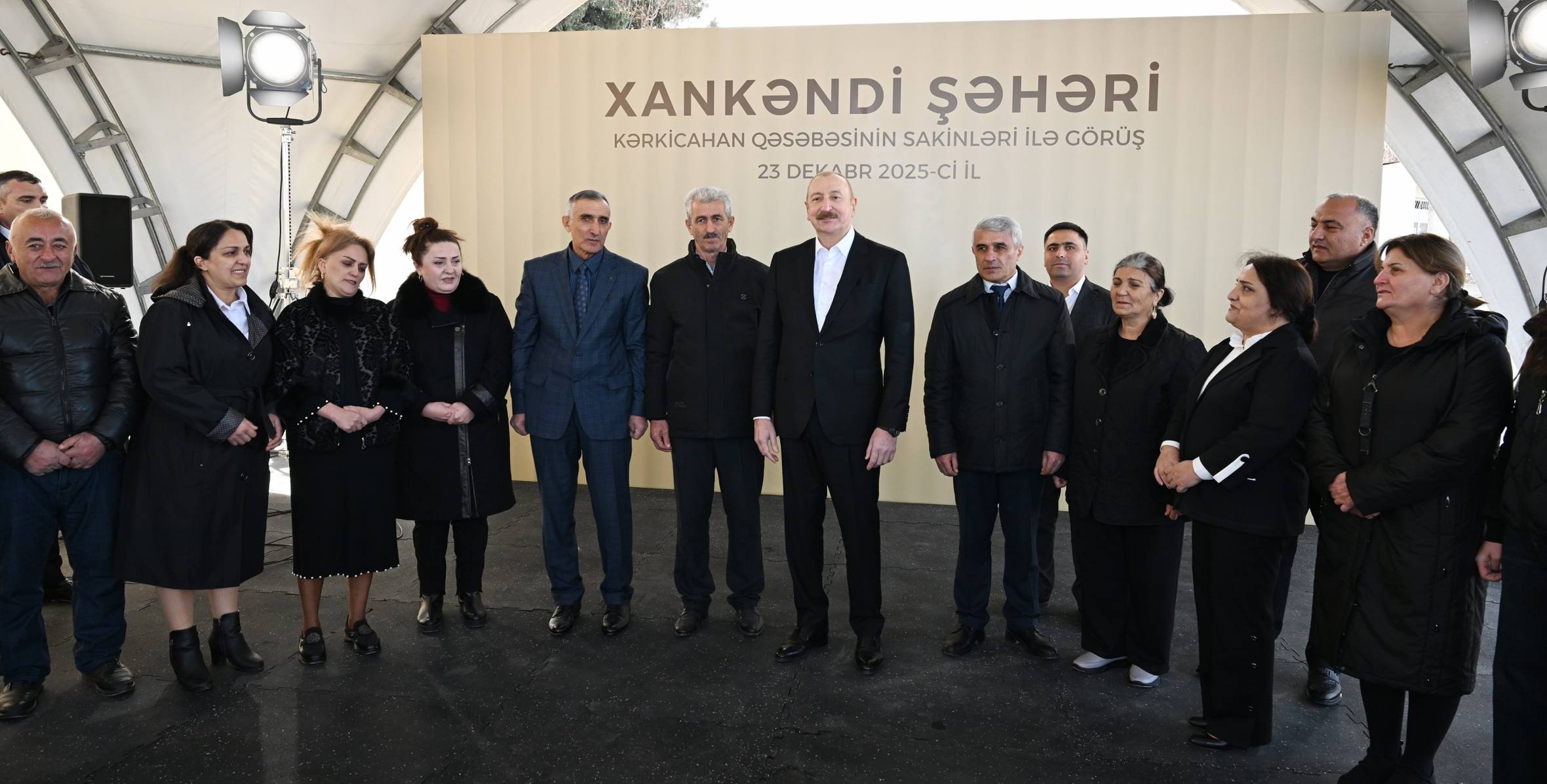 İlham Əliyev Xankəndi şəhərinin Kərkicahan qəsəbəsində buraya köçən sakinlərlə görüşüb